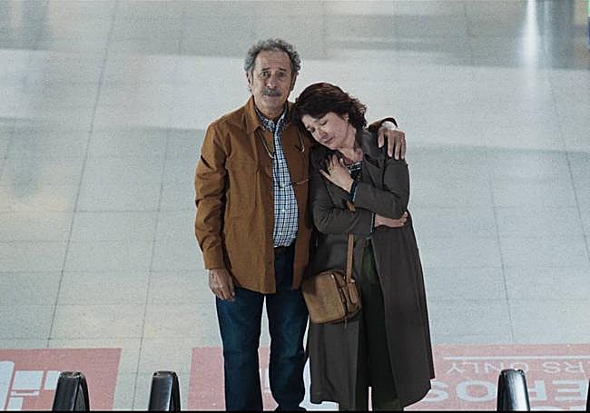 Una pareja despide a su hija, que se va a buscar la vida a Madrid.